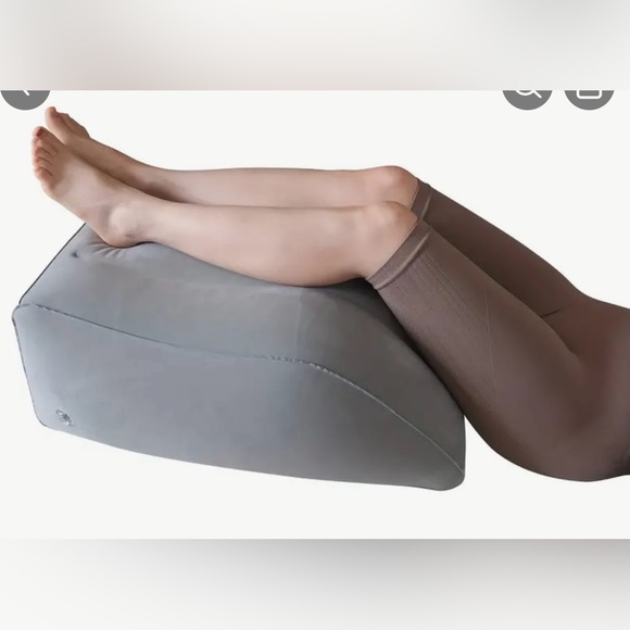 Ergonomic Leg Elevation Wedge Pillow: Support And Decompression post surgery. - Picture 2 of 5